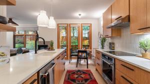 une cuisine avec des armoires en bois et un comptoir dans l'établissement Northwood Mountain Views Sauna Balcony Tahoe Group Retreat, à Incline Village