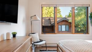 - une chambre avec une fenêtre, un bureau et une chaise dans l'établissement Northwood Mountain Views Sauna Balcony Tahoe Group Retreat, à Incline Village