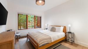 une chambre avec un lit et une fenêtre dans l'établissement Northwood Mountain Views Sauna Balcony Tahoe Group Retreat, à Incline Village