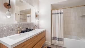 une salle de bain avec un lavabo blanc et une douche dans l'établissement Northwood Mountain Views Sauna Balcony Tahoe Group Retreat, à Incline Village 21 autres photos