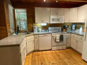 Η κουζίνα ή μικρή κουζίνα στο Private Cozy 3 BR Cabin near Mt Rainier, Sunrise & Crystal Mt Hiking +21 φωτογραφίες