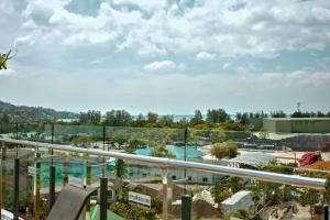 カマラビーチにあるFantasea Condo Kamala B204 2BDRM by Phuket Sabay Rentのリゾートのプールの景色を望めます。