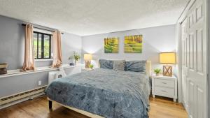 Postel nebo postele na pokoji v ubytování Timberline Retreat by AvantStay Forest Views Minutes to Camelback Resort