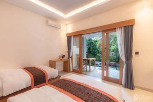 Postel nebo postele na pokoji v ubytování Suastika Lodge