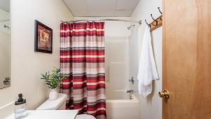 Bilik mandi di Coyote Cabin by AvantStay Hot Tub Walk to Lake +36 gambar