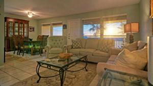 Photo de la galerie de l'établissement Minutes to the Beach Pool Balcony w Nature Views Compass 17 by AvantStay, à Île Padre