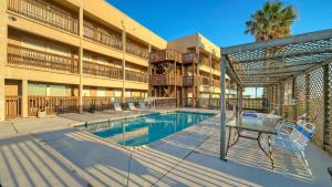 Πισίνα στο ή κοντά στο Minutes to the Beach Pool Balcony w Nature Views Compass 17 by AvantStay