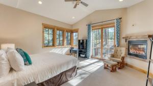 Un dormitorio con una cama y una chimenea. en Grays Crossing by AvantStay Stunning 4BDR Cabin, en Truckee