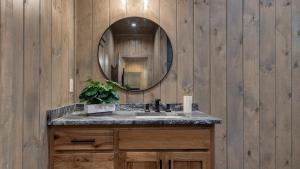 Phòng tắm tại Luxe Cabin w Hot Tub Views Game Room – Sleeps 10 Do Good Holler by AvantStay +42 ảnh