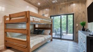 Postel nebo postele na pokoji v ubytování Luxe Cabin w Hot Tub Views Game Room – Sleeps 10 Do Good Holler by AvantStay
