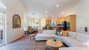 O bucătărie sau chicinetă la Blitzen by AvantStay Pet-Friendly Tahoe Retreat Near Heavenly Ski Resort