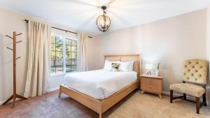 Un pat sau paturi într-o cameră la Blitzen by AvantStay Pet-Friendly Tahoe Retreat Near Heavenly Ski Resort