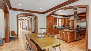 Kuchyň nebo kuchyňský kout v ubytování Lakefront Private DockBeach Game Room Sunset Shores Resort: The Grand House