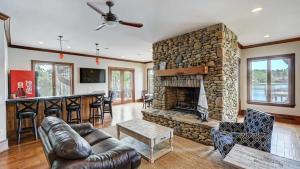 TV a/nebo společenská místnost v ubytování Lakefront Private DockBeach Game Room Sunset Shores Resort: The Grand House