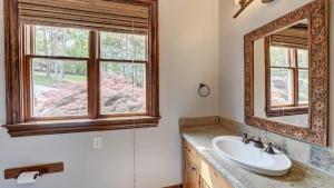 Koupelna v ubytování Lakefront Private DockBeach Game Room Sunset Shores Resort: The Grand House + 53 fotografií