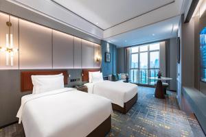 寧波市にあるウィンダム グランド プラザ ロイヤル ニンボーのベッドが2つと窓があるホテルの部屋 +70枚の写真