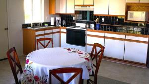Η κουζίνα ή μικρή κουζίνα στο Incredible Water Views Deck Relaxing Retreat Greenbank Getaway by AvantStay