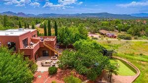 Una vista aérea de una casa con árboles y un patio. en Mystic Sunset by AvantStay Thunder Mountain View Pool Driving Range Casita, en Sedona