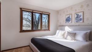 A bed or beds in a room at Gable by AvantStay Beautiful 3.5 Acre Oasis w Gorgeous Views Pool Hot Tub Még 29 kép