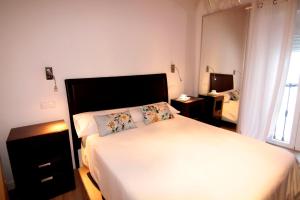 A bed or beds in a room at PINTORES ROOMS Apartamentos Turísticos