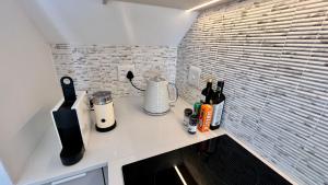 - un comptoir de cuisine avec des bouteilles de vin dans l'établissement Kalliste Boutique Stays - Hermanus, à Hermanus