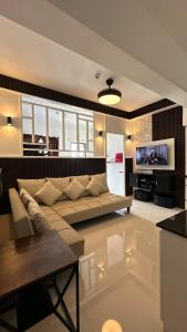 Η κουζίνα ή μικρή κουζίνα στο Cozy & Instaworthy Unit at Royal Oceancrest Mactan