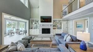 Posezení v ubytování Private Dock Hot Tub Game Room Firepit Sunset Shores Resort The Homestead