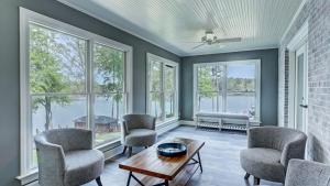 Posezení v ubytování Private Dock Hot Tub Game Room Firepit Sunset Shores Resort The Homestead