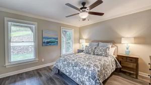 Postel nebo postele na pokoji v ubytování Private Dock Hot Tub Game Room Firepit Sunset Shores Resort The Homestead