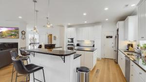 Η κουζίνα ή μικρή κουζίνα στο 2701 Palm Boulevard by AvantStay Steps to the Beach Ping Pong Putting Green