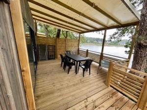 Balkón nebo terasa v ubytování Mobil home Ty Brehat vue lac 2 chambres 4 personnes