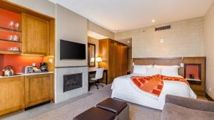 a hotel room with a bed and a desk at Beaver Creek Solace by AvantStay Resort Access with Pool Hot Tub Premier Avon Location in Avon +104 photos