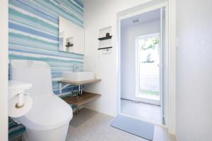ein Badezimmer mit einer weißen Toilette und einem Waschbecken in der Unterkunft Villa Uminosora - Vacation STAY 99808v in Karatsu + 33 Fotos