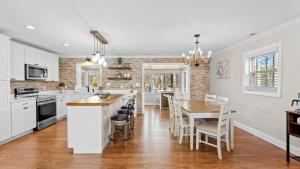 Una cocina y un comedor con mesa y sillas. en Waking Up Norman Lakefront Getaway Fire Pit Lake Views, en Terrell