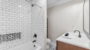 Un baño blanco con bañera y lavabo. en Waking Up Norman Lakefront Getaway Fire Pit Lake Views, en Terrell 27 fotos más