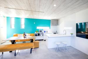 eine Küche und ein Esszimmer mit Tisch und Stühlen in der Unterkunft Villa Uminosora - Vacation STAY 99828v in Karatsu