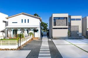 ein weißes Haus mit einer Auffahrt davor in der Unterkunft Villa Uminosora - Vacation STAY 99828v in Karatsu