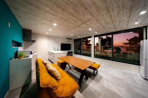 Una cocina con un sofá y una mesa en una habitación. en Villa Uminosora - Vacation STAY 97186v, en Karatsu