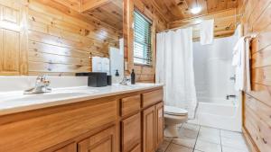 Koupelna v ubytování Summit View Way by AvantStay Resort Cabin w Hot Tub Pool Table Deck Views + 35 fotografií