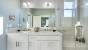 Ванная комната в Casa do Sol by AvantStay Rooftop Deck w Ocean Views 2 blocks to Beach +33 фотографии