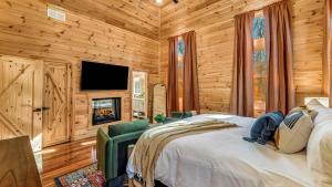 sypialnia z łóżkiem i telewizorem w drewnianym domku w obiekcie Grand Timber by AvantStay Indoor Pool Sports Court Game Room More w mieście White Haven +73 zdjęcia