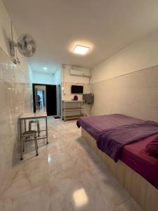 a bedroom with a bed and a table in it at วังเหนือริเวอร์ไซด์ Resort&Hotel in Ban Wang Nua