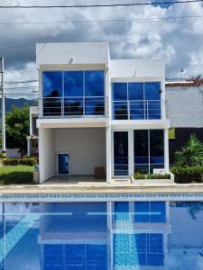 a house with a swimming pool in front of it at Casa Flandes hermosa y muy cerca de todo in Flandes