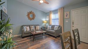 Gallery image of Stylish 2BR Coastal Getaway w Pool Prime Location Lazy Fun in Port Aransas +34 photos
