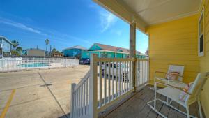 Gallery image of Stylish 2BR Coastal Getaway w Pool Prime Location Lazy Fun in Port Aransas