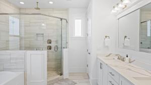 ein weißes Bad mit einer Dusche und 2 Waschbecken in der Unterkunft Family-Friendly Coastal Escape Grill Decks More in Santa Rosa Beach + 46 Fotos