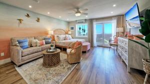 una sala de estar con un sofá y una mesa en 2 Studios Beach Boardwalk 2 Pools TennisPickleball Island Retreat Complex, en Port Aransas