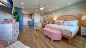 Un dormitorio grande con una cama y un sofá. en 2 Studios Beach Boardwalk 2 Pools TennisPickleball Island Retreat Complex, en Port Aransas 46 fotos más