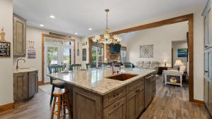 Sherrills FordにあるSpacious Waterfront Home on Lake Norman with Firepit Views and Dock Accessの大きな島(シンク付)のある広いキッチン