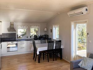 Η κουζίνα ή μικρή κουζίνα στο 6 person holiday home in HOSTELAND